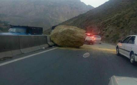 احتمال سقوط سنگ در جاده کرج - چالوس؛ مسافران در حاشیه جاده توقف نکنند
