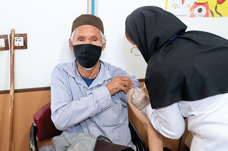 وزارت کشور: پناهندگان در ایران واکسینه می شوند