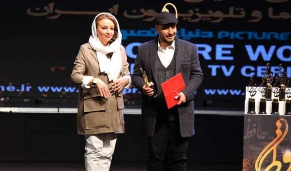 جشن حافظ/ اهدای جایزه جواد عزتی توسط همسرش مه لقا باقری