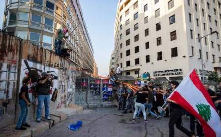 یورش معترضان لبنانی به وزارت امور عمومی و حمل و نقل