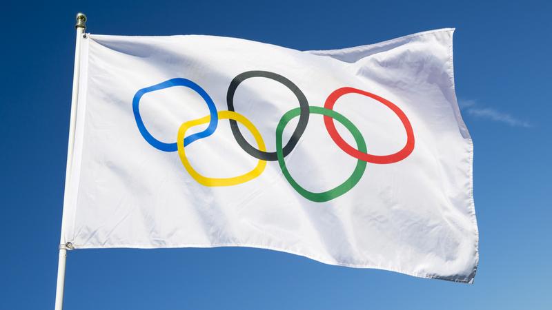 پرچم المپیک در دست یک کاربلد