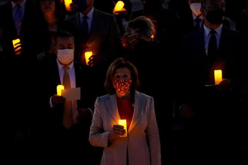 مراسم یادبود و گرامیداشت 800 هزار قربانی آمریکایی کرونا در ساختمان کنگره در واشنگتن دی سی/ رویترز