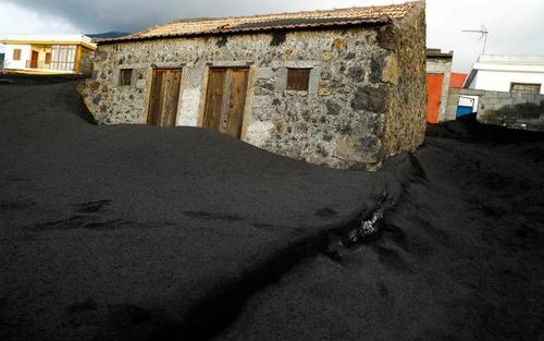 محاصره خانه ها با غبارهای آتشفشانی در جزیره لاپالما اسپانیا/ رویترز