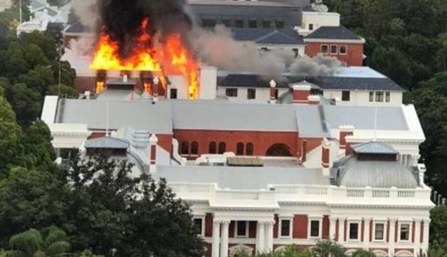 پارلمان آفریقای جنوبی آتش گرفت