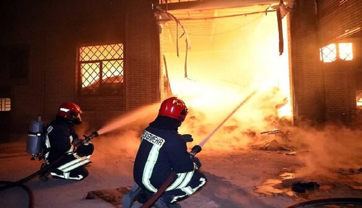 نجات ۲۰ شهروند از آتش سوزی در یک ساختمان مسکونی