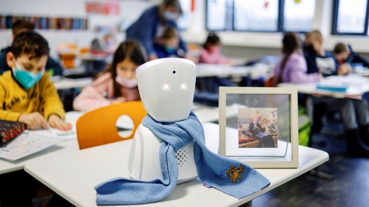 رباتی که به جای یک پسربچه به مدرسه می‌‌رود