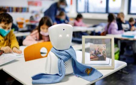 رباتی که به جای یک پسربچه به مدرسه می‌‌رود