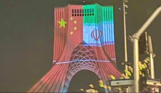 نظر قوچانی درباره نمایش پرچم چین بر برج آزادی