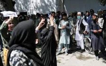 تظاهرات گروهی از زنان در افغانستان در اعتراض به سیاست‌های طالبان