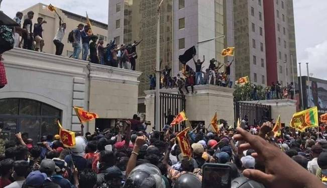 اقامتگاه رئیس جمهور سریلانکا به تصرف معترضان درآمد