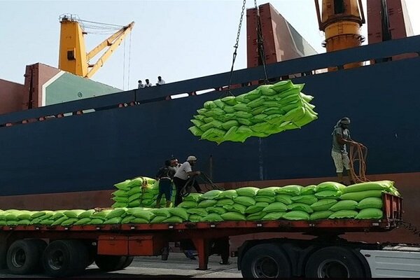 ثبت رکورد تخلیه روزانه چهار هزار تن برنج از کشتی در بندر بوشهر