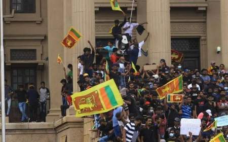 رئیس جمهور سریلانکا هنگام تلاش برای فرار با کارکنان فرودگاه درگیر شد