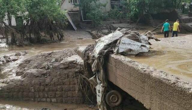 سیل طالقان ۷۰ خودرو را برد