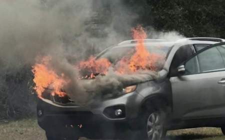 انفجار گوشی دو خودرو را به آتش کشید