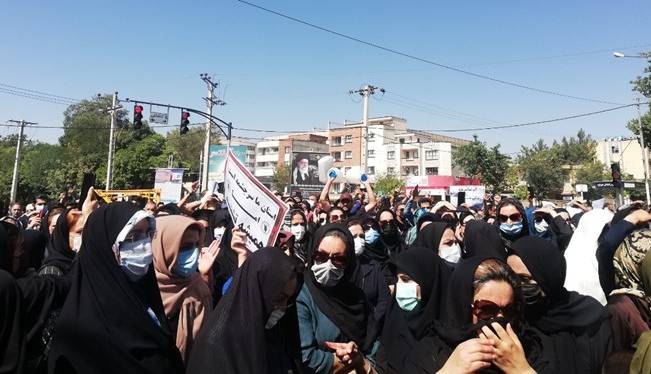 تجمع مردم شهرکرد مقابل استانداری در اعتراض به مشکل آب شرب