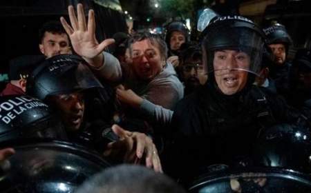 زخمی شدن ۱۴ پلیس در درگیری با معترضان آرژانتینی