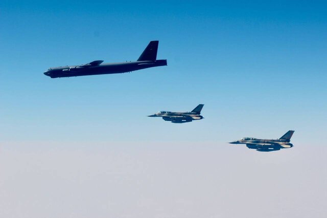 پرواز دو بمب‌افکن آمریکا به سمت خلیج فارس با اسکورت جنگنده‌های رژیم صهیونیستی