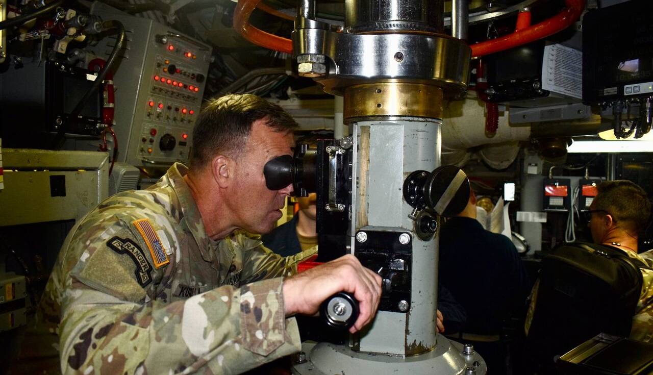 حضور فرمانده سنتکام در زیردریایی اتمی آمریکا