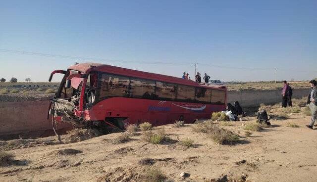 مصدومیت ۱۷ نفر در واژگونی اتوبوس در قزوین