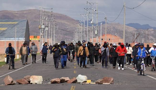تلاش معترضان در پرو برای تصرف فرودگاه مرزی