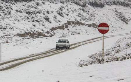 برف و باران در جاده‌های ۱۱ استان کشور