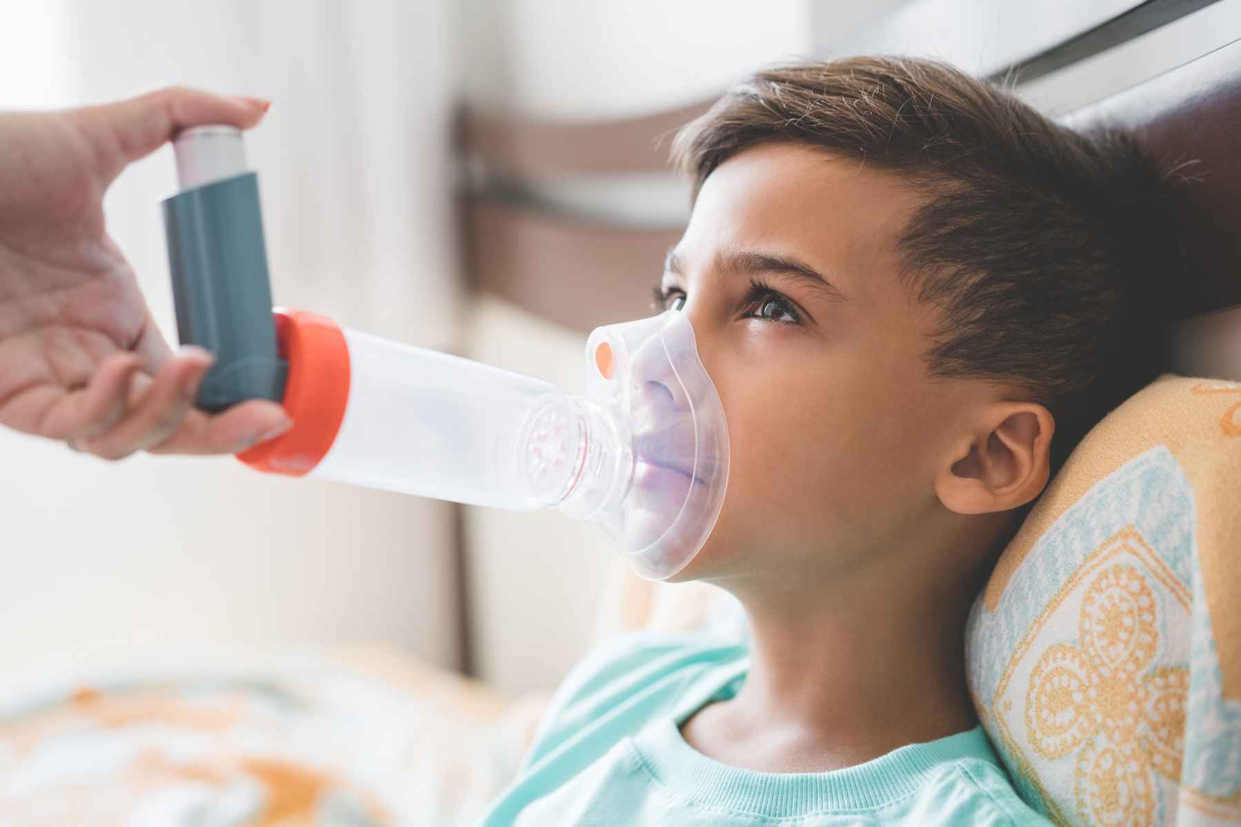 ابتلا به آسم در کودکان در مواجهه با آلودگی هوا؛ تکامل ریه‌ها تا ۱۸ سالگی