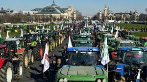 کشاورزان معترض فرانسوی با تراکتور وارد خیابان های پاریس شدند!  