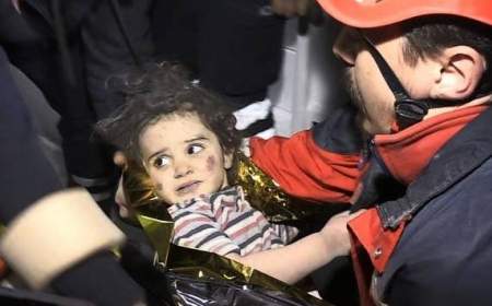 نجات معجزه‌آسای دختربچه 2 ساله ترکیه ای از زیر آوار پس از 88 ساعت