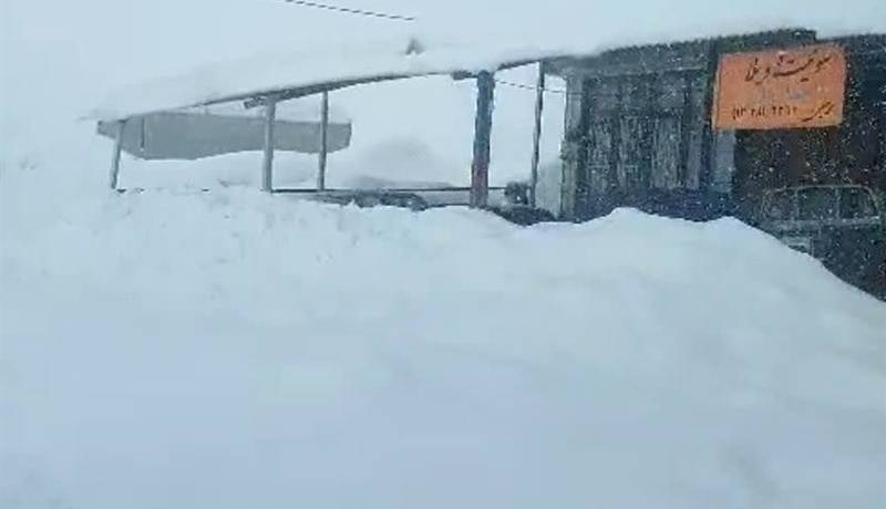 برف سنگین وضعیت کوهرنگ را بحرانی کرد؛ تخلیه اضطراری برخی خانه‌های روستایی