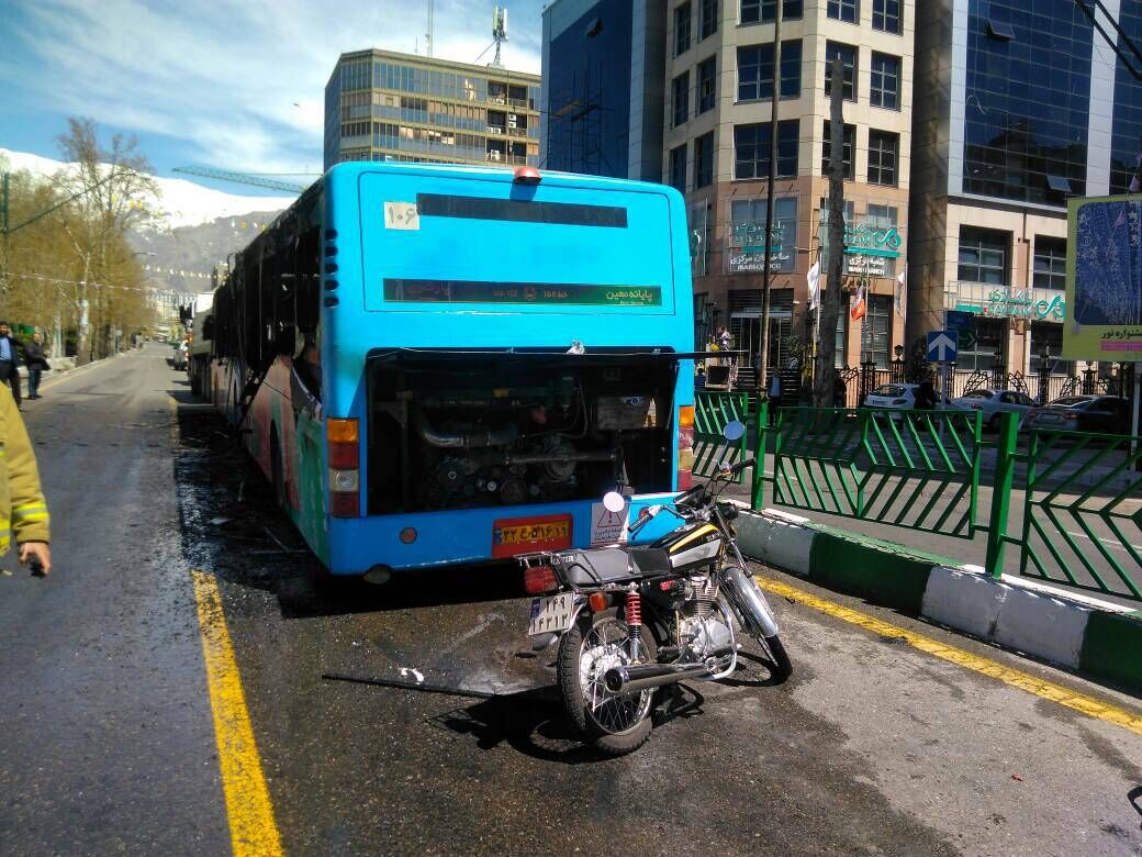 آتش‌سوزی یک دستگاه اتوبوس در خیابان ولیعصر(عج)