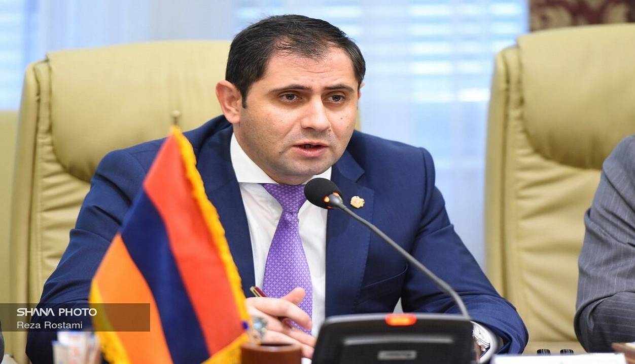 وزیر دفاع ارمنستان سفر به بروکسل را نیمه کاره رها کرد