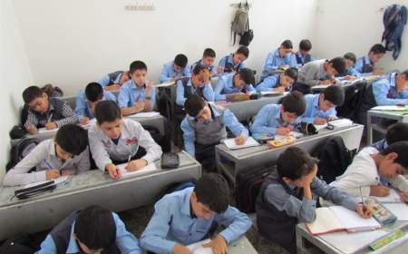 تنفس سخت دانش‌آموزان در کلاس‌های شلوغ مدارس دولتی!