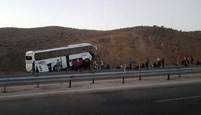 واژگونی اتوبوس در دشتستان ۲۵ مصدوم داشت