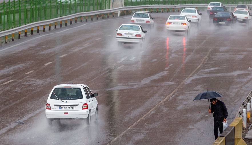 جاده‌های ۱۵ استان امروز بارانی است