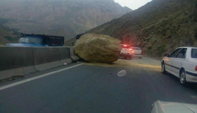 احتمال سقوط سنگ در جاده کرج - چالوس؛ مسافران در حاشیه جاده توقف نکنند