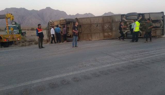 ۱۹ مصدوم در واژگونی اتوبوس زاهدان - اصفهان