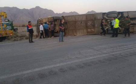 ۱۹ مصدوم در واژگونی اتوبوس زاهدان - اصفهان