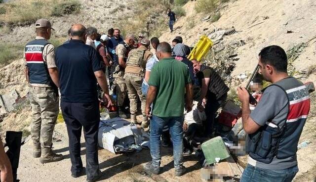 واژگونی اتوبوس در شرق ترکیه ۳۰ کشته و زخمی برجای گذاشت