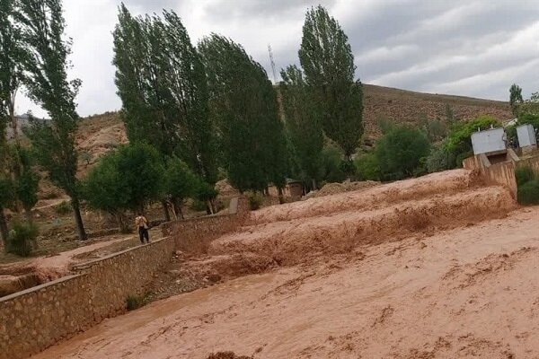 پنج روستا گلستان در محاصره سیل؛ بارش شدید باران جاده‌ها را مسدود کرد