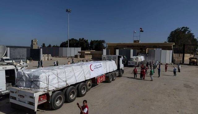 ورود کامیون‌های حامل کمک به گذرگاه رفح بعد از هفته‌ها محاصره غزه