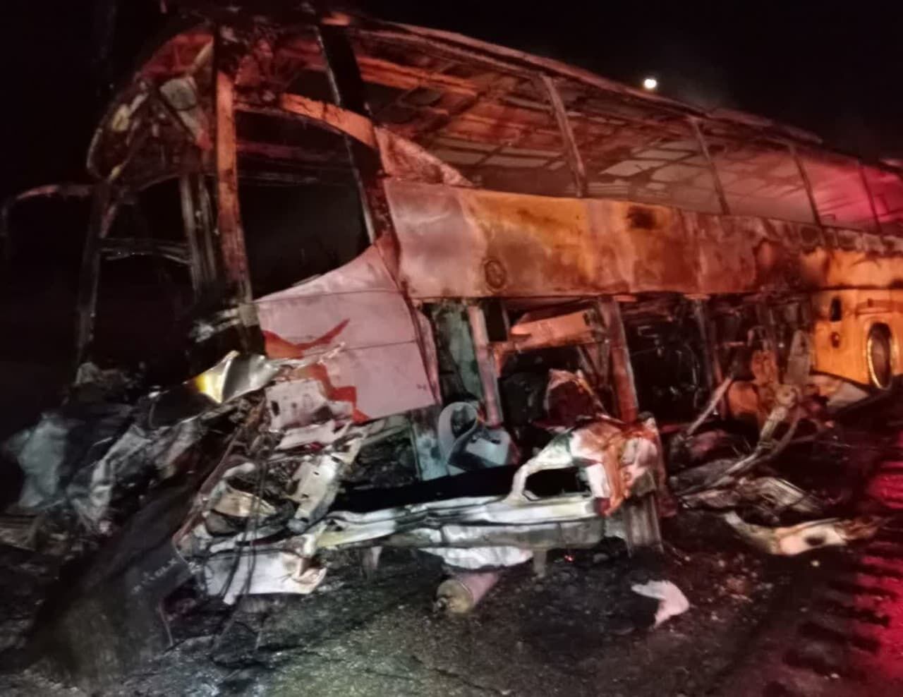 تصادف خونین پژو با اتوبوس در کرمان؛ ۲۷ مصدوم و یک فوتی