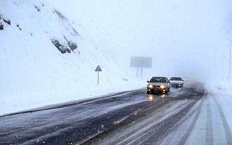 برف و باران در جاده‌های ۱۷ استان