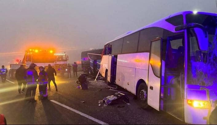 مصدومیت 17 نفر بر اثر تصادف تریلی و اتوبوس