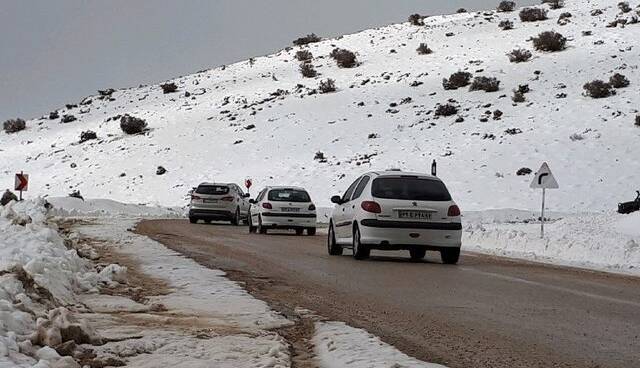 بارش برف و باران در جاده های ۱۰ استان کشور