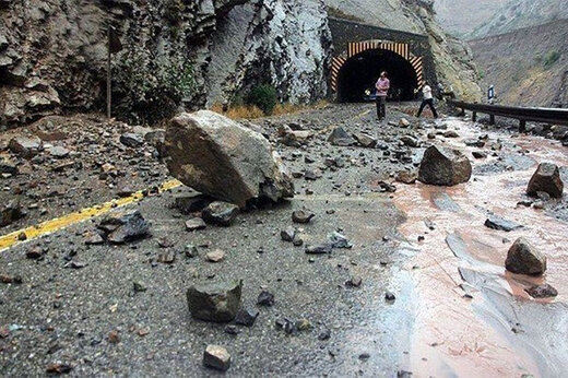 جزئیات سقوط سنگ در جاده کندوان