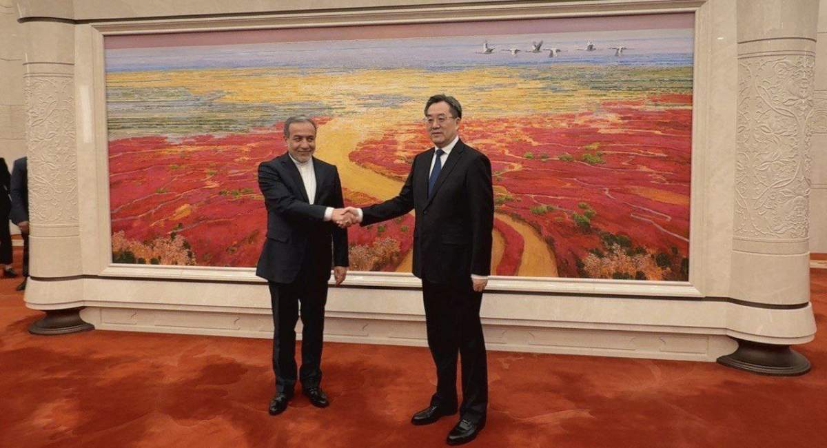 وزیر امور خارجه بامداد روز چهارشنبه برای دیدار با مقامات چین وارد پکن شد.